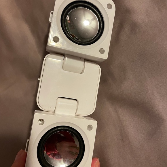 Portable folding speaker - Picture 1 of 5